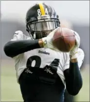  ?? KEITH SRAKOCIC — THE ASSOCIATED PRESS ?? Pittsburgh Steelers wide receiver Antonio Brown (84) makes a catch during drills in an NFL football practice, Thursday in Pittsburgh. The Steelers host the Jacksonvil­le Jaguars in a divisional playoff on Sunday.