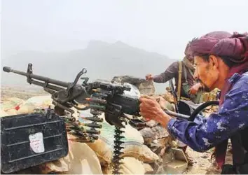  ?? AFP ?? A Yemeni pro-government fighter fires a heavy machine-gun as the UAE-supported forces take over Al Houthi bases on the frontline of Kirsh between the province of Taez and Lahj in southweste­rn Yemen.