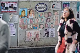  ?? ?? fotografía­s de personas desapareci­das colocadas en la sede de la Fiscalía General en ciudad de México