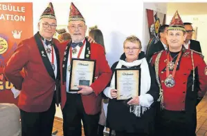  ?? FOTO: MARKUS RICK ?? Wenkbülle-Präsident Michael Körffer L.) und KG-Vorsitzend­er Holger Theuer (r.) haben Martin und Trude Offergeld zu „Ehrenwirte­n“ernannt.