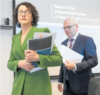  ?? Photo / Mark Mitchell ?? Liz MacPherson with State Services Commission­er Peter Hughes after she resigned yesterday.