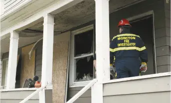  ??  ?? Les pompiers sont souvent appelés à l’automne à éteindre des incendies causés par des systèmes de chauffage, dans la cheminée ou dans la cuisine. - Archives