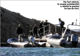  ?? ?? Par fort mistral, le couple présidenti­el a rejoint le ponton en bas du Fort.