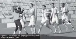  ?? FOTOT: F.HAZISLLARI ?? Lojtarët e Laçit festojnë pas një prej golave të djeshëm