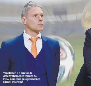  ??  ?? Van Basten é o diretor de desenvolvi­mento técnico da FIFA, nomeado pelo presidente Gianni Infantino