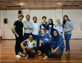  ??  ?? Janna bersama barisan pelakon dan pengarah Teater Malayu - Pawana Isabella, Erma Fatima.