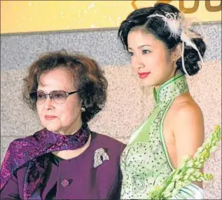  ??  ?? Yoshiko Yamaguchi (a la izquierda) junto a la actriz Aya Ueto en Tokio