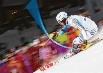  ?? Foto: Harald Steiner, dpa ?? Stefan Luitz hat zuletzt auch im Slalom überzeugt. Auf unserem Bild ist er beim Nachtrenne­n in Schladming zu sehen, wo er im zweiten Durchgang bis auf Platz 14 nach vorne fuhr und damit bester Deutscher war.