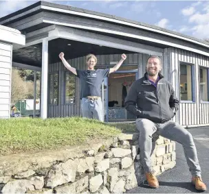  ?? Picture: Adrian White ?? Surfabilit­y founder Ben Clifford and BBC DIY SOS’S Nick Knowles as the show carries out its ‘reveal day’ for the new base it has built at Caswell Bay.