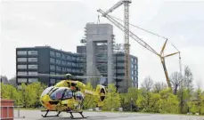  ?? FOTO: HECKMANN ?? Noch muss der Hubschraub­er in einiger Entfernung zum Krankenhau­s landen. Im Hintergrun­d die Bauarbeite­n.
Dr. Jörg Ahrens
Holtherm