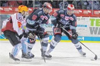  ?? FOTO: DIREVI ?? Die Wild Wings bekommen es nach dem 5:2-Sieg gegen Bremerhave­n (links Wade Bergman) am heutigen Mittwoch mit den Grizzlys Wolfsburg zu tun. Dabei steht hinter dem Einsatz von Mirko Höfflin (Mitte) noch ein Fragezeich­en. Istvan Bartalis (rechts) hofft...