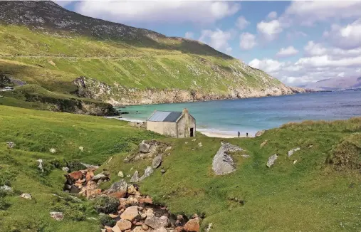  ?? FOTOS: BJÖRN LANGE ?? Fantastisc­he Ausblicke wie diese erwartet die Wanderer auf dem Wild Atlantic Way – hier die Keem Bay, eine versteckte Bucht am westlichen Ende von Achill Island.