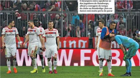  ??  ?? O desespero está a apoderar-se dos jogadores do Hamburgo, afinal a contagem do tempo do clube na Bundesliga (foto em baixo) está muito perto de parar