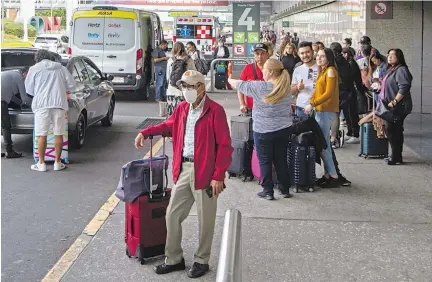  ?? ALEJANDRO AGUILAR ?? aeropuerto Benito Juárez esperan afuera de la terminal un auto de alquiler