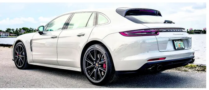  ?? PHOTO BY ORIOL TARRIDAS ?? The Panamera Turbo Sport Turismo 21” Exclusive Design Wheels painted in jet black metallic.