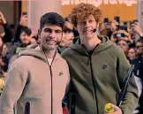  ?? ?? Amici e rivali
Da sinistra lo spagnolo Carlos Alcaraz, 20 anni, n. 2 della classifica mondiale, e il nostro Jannik Sinner, 22, che ha appena scavalcato Medvedev salendo al n. 3. Djokovic mantiene la vetta del ranking Atp