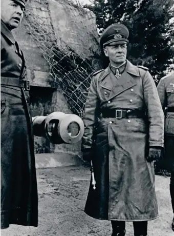  ??  ?? PLANES DEFENSIVOS. Entre 1943 y 1944, Alemania levantó la Muralla Atlántica en Francia para repeler el desembarco de las fuerzas aliadas. En la foto, el mariscal alemán Erwin Rommel inspeccion­a la obra.