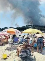  ?? CLAUDE PARIS / AP ?? Incendio en Lavandou, cerca de la playa