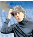  ?? FOTO: CHARISIUS/DPA ?? Bundestrai­ner Joachim Löw muss sich über mehrere Großbauste­llen den Kopf zerbrechen.