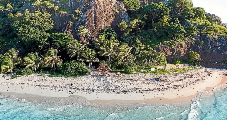  ??  ?? Breakfast is served: an island banquet is waiting in a hut on Mociu Private Island after watching the sunrise.