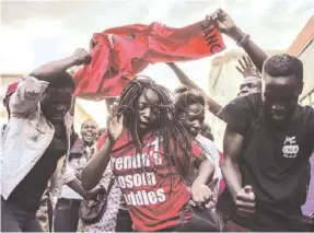  ??  ?? Los simpatizan­tes de Chamisa celebraron su victoria en las calles de Harare.