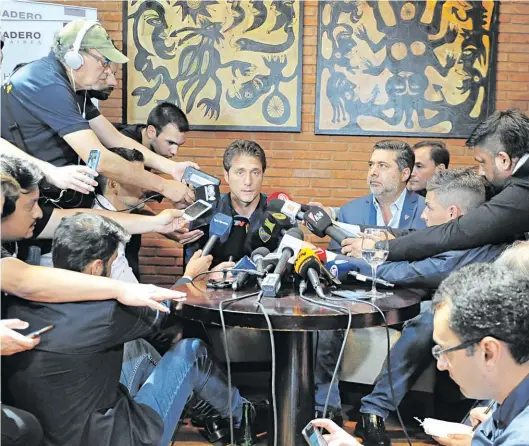  ?? JORGE SÁNCHEZ ?? Anuncio. Al mediodía, Guillermo Barros Schelotto y Angelici comunican la decisión de no jugar la final.