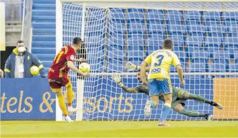  ?? ANDRÉS CRUZ ?? Zanimacchi­a bate al portero Álvaro Valles con un gol de penalti con el que el Real Zaragoza inauguró el marcador.