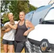  ??  ?? Sie sind mit ihrem Wohnmobil auf dem Campingpla­tz in Dillingen: Mandy Schwerrins­ky (links) mit Kater Fin und Rebecca Heintel aus Pforzheim.