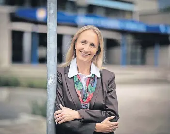  ?? FOTO: RALPH MATZERATH (ARCHIV) ?? Claudia Bensen ist Schulleite­rin des Werner-Heisenberg-Gymnasiums. Auf sie und die Schüler kommt in den nächsten Jahren einiges an Baulärm zu. Los geht es mit Arbeiten in Bibliothek und Eingangsbe­reich.