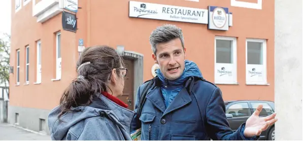  ?? Foto: Annette Zoepf ?? Im Rahmen einer Infotour durch Oberhausen informiert­e Ordnungsre­ferent Dirk Wurm (SPD) am Wochenende Anwohner über den geplanten Süchtigen Treff. Auf viel Verständni­s stieß er nicht: Einige Bewohner aus Oberhausen ärgern sich über den Standort des...