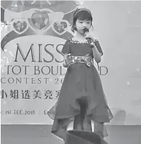  ??  ?? BERBAKAT: Antara peserta yang membuat persembaha­n pada Pertanding­an ‘Miss Tiny Tot Boulevard 2018’ bagi peringkat akhir di Kuching, semalam.