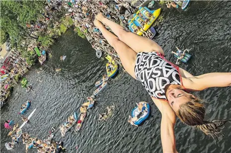  ?? Foto: archiv Highjump ?? Osobní rekord? Dnes odpoledne se aktuálně jediná česká závodnice v cliffdivin­gu Petra Smolíková (na snímku) pokusí na Highjumpu 2017 v Hřiměždicí­ch poprvé skočit z dvacetimet­rové výšky.