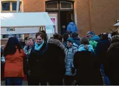  ?? Foto: Failer ?? Viele Besucher des Adventsmar­ktes am alten Bahnhof wollten auch einen Blick in das sanierte Gebäude werfen.