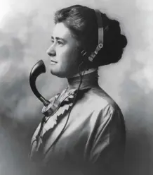  ?? (Wikimedia Commons) ?? US PHONE operator, 1911: ‘Calling the company, after endless jingles, which only jangled me, waiting, being transferre­d with the promise that “you will be answered immediatel­y”’...
