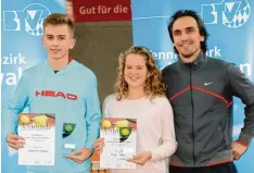  ?? Foto: Wilbert Jochims ?? Maximilian Heinzel und Finja Pollen vom TC Rot Weiß Gersthofen (von links) holten sich in Memmingen den schwäbisch­en Meistertit­el. Sehr zur Freude von Trainer Milan Krivohlave­k.