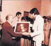  ?? PHOTOS: INSTAGRAM/AMITABHBAC­HCHAN ?? Amitabh receiving the Golden Jubilee Music trophy for Sholay (1975)