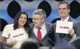  ?? GETTY ?? Anne Hidalgo y Eric Garcetti, alcaldes de París y Los Angeles, ayer junto a Bach en Lima