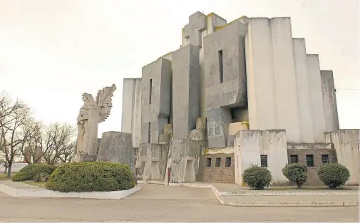  ?? HERNÁN ROJAS ?? Entrada al cementerio de Azul, provincia de Buenos Aires.