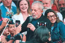  ?? Afp ?? FELIZ. El expresiden­te Lula con su prometida, Rosángela da Silva.