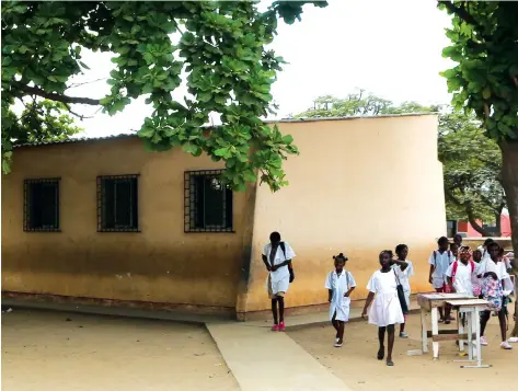  ??  ?? Construída na época colonial, a escola primária está junto ao antigo mercado das Corridas, actual praça do Tunga Ngó