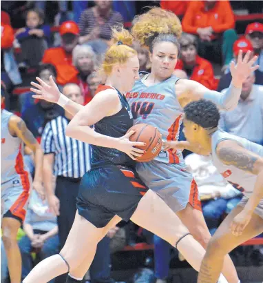  ?? JIM THOMPSON/JOURNAL ?? UNM’s Jaisa Nunn (44) defends San Diego State’s Zayn Dornstaude­r during the Lobos’ win over the Aztecs Wednesday.