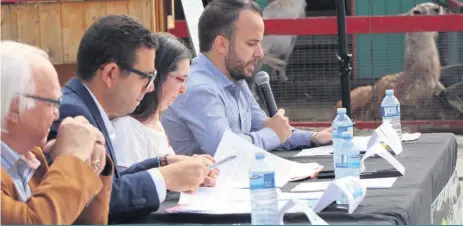  ??  ?? Une quinzaine de producteur­s de la relève se sont donné rendez-vous à la ferme Aux Fruits de la colline en Beauce pour assister au débat.