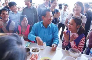  ?? FACEBOOK ?? Prime Minister Hun Sen shares a meal with garment workers during a visit to the Cambo Handsome garment factory yesterday.