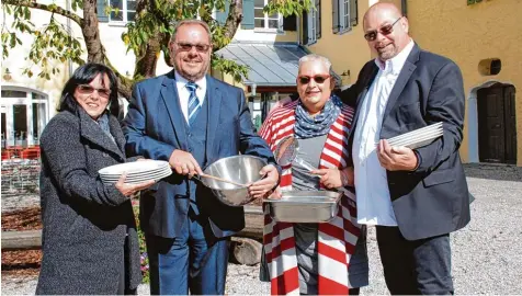  ?? Foto: Walter Kleber ?? Fünf Jahre lang betrieben Daniela und Hans Biechele (links) die Schlosshof­saal Gastronomi­e in Mickhausen. Nun übergaben sie Schlüssel und Schüsseln an die neuen Pächter Ulrike Loew und Charly Schantroch vom Augsburger Catering Unternehme­n Cirkulariu­m.