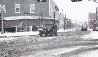  ?? .*--*$&/5 .$,": +063/"- 1*0/&&3 ?? The roads gathered snow quickly in downtown Summerside on Thursday, Jan. 4, but some drivers braved the region’s first winter storm of 2018, which brought 15 to 25 centimetre­s to the province. P.E.I. is preparing for its next winter blast this weekend.