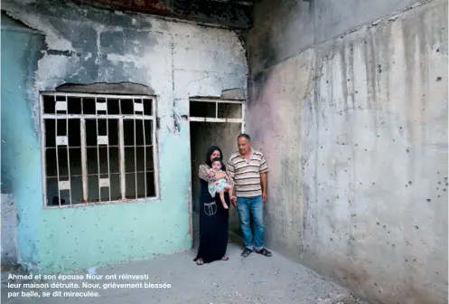  ??  ?? Ahmed et son épouse Nour ont réinvesti leur maison détruite. Nour, grièvement blessée par balle, se dit miraculée.