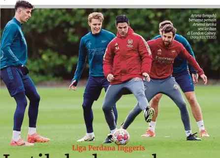  ?? (Foto REUTERS) ?? Arteta (tengah) bersama pemain Arsenal ketika sesi latihan di London Colney.