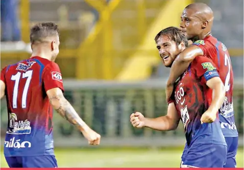  ??  ?? VENTAJA. Guillermo Stradella celebra el segundo gol ante la defensa del Chalate, equipo que no se recuperarí­a de ese segundo golpe.