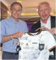  ?? FOTO: DPA ?? Schwäbisch-badische Freundscha­ft: Jürgen Klinsmann (li.) bei der Gala mit Ex-Tennisprof­i Boris Becker.