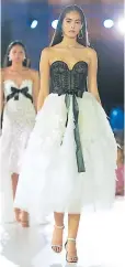  ??  ?? - DETALLES Vestidos de noche con olanes y volumen, listos para impactar en cualquier gala o cena formal, se apreciaron. Tonos clásicos como el blanco y negro fueron los elegidos.